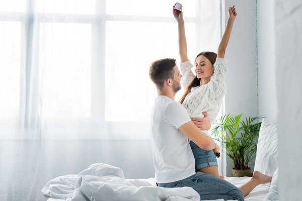 Quels outils de communication interne favorisent l'engagement des employés dans une organisation multinationale?